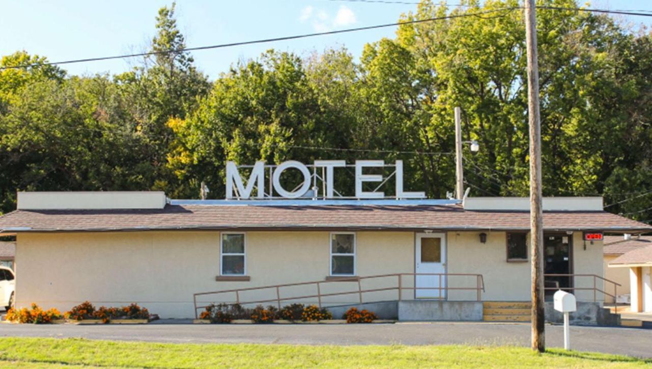 Golden Wheat Budget Host Inn Junction City Exterior photo