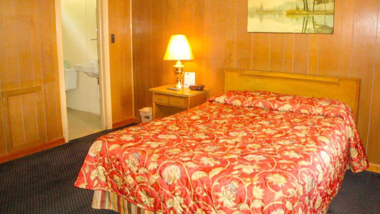 Golden Wheat Budget Host Inn Junction City Exterior photo