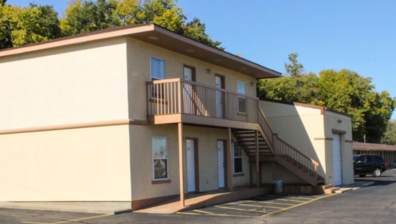 Golden Wheat Budget Host Inn Junction City Exterior photo