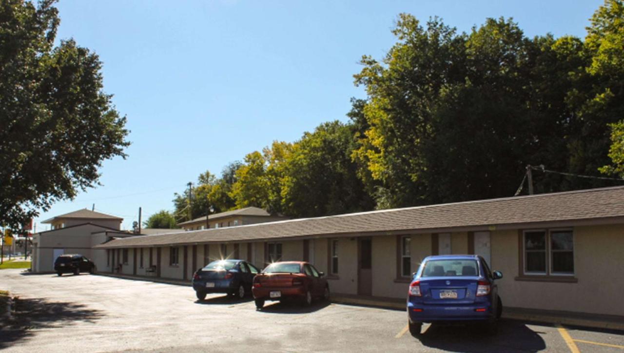 Golden Wheat Budget Host Inn Junction City Exterior photo