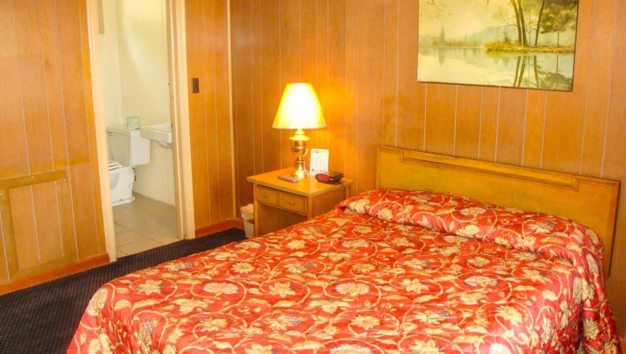 Golden Wheat Budget Host Inn Junction City Exterior photo