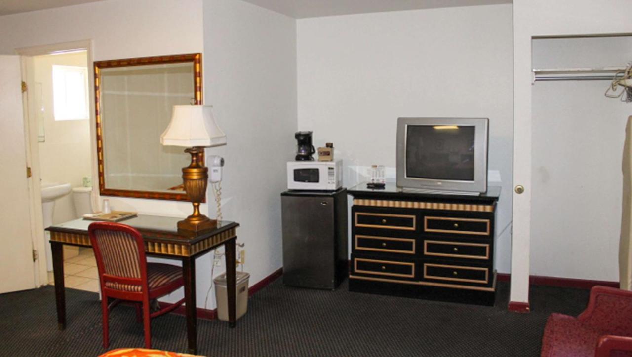 Golden Wheat Budget Host Inn Junction City Exterior photo