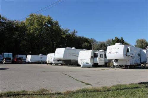 Golden Wheat Budget Host Inn Junction City Exterior photo